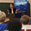 Maud Fontenoy présente les missions de sa fondation aux élèves du Collège Jules Ferry de Paris, le 8 octobre 2013