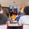 Maud Fontenoy présente les programmes pédagogiques scolaires 2013-2014 de la fondation Maud Fontenoy au Collège Jules Ferry de Paris, le 8 octobre 2013