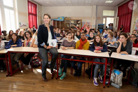 Maud Fontenoy pose fièrement au milieu des élèves lors du lancement des programmes pédagogiques scolaires 2013-2014 de la fondation Maud Fontenoy au Collège Jules Ferry de Paris, le 8 octobre 2013