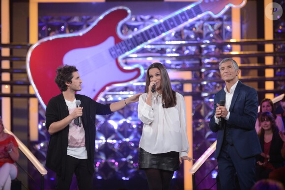 Mickaël Miro et la jolie Elisa Tovati sur le tournage de "N'oubliez pas les paroles", diffusé le samedi 12 octobre à 20h50 sur France 2.