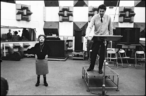 Édith Piaf et Mikis Theodorakis en studio à Paris, 1963.