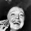 Edith Piaf et sa médaille d'or pour la chanson "Milord", le 15 novembre 1960.