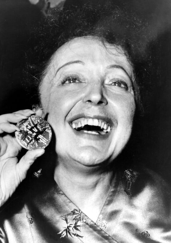 Edith Piaf et sa médaille d'or pour la chanson "Milord", le 15 novembre 1960.