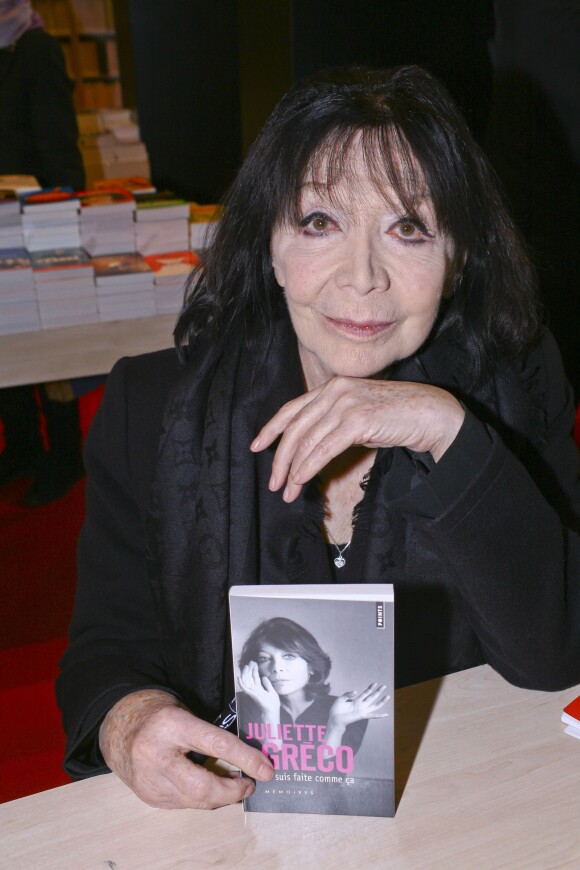 Juliette Greco à la 33e édition du Salon du Livre de la porte de Versailles, à Paris, le 24 mars 2013.