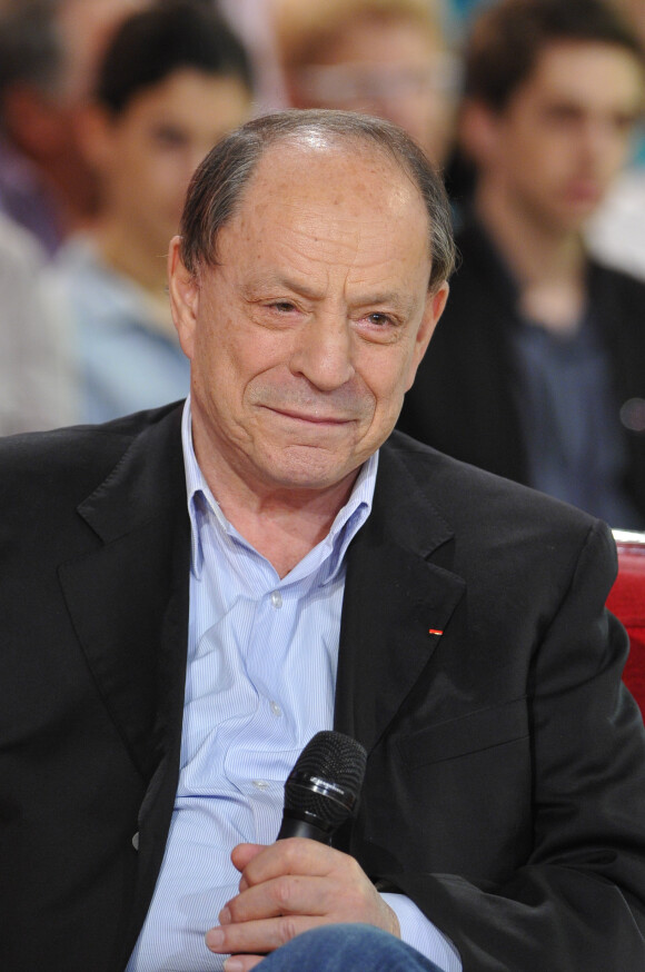 Charles Dumont sur le plateau de l'émission 'Vivement Dimanche' à Paris le 7 Novembre 2012.