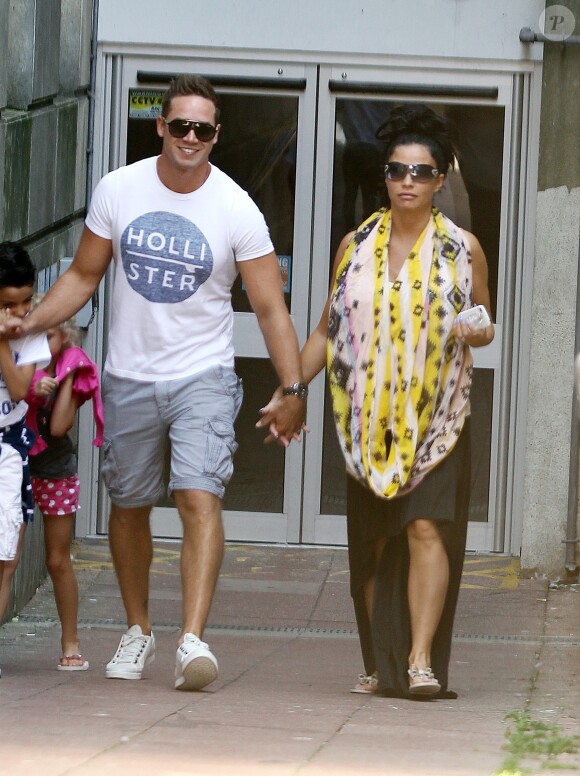 Exclusif - Katie Price (enceinte), son mari Kieran Hayler et leurs enfants se sont rendus dans un magasin d'accessoires pour enfants pour acheter une poussette. Brighton, le 19 juillet 2013.