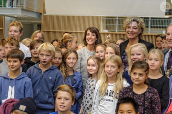 Marie de Danemark dans une école d'Hellerup pour le lancement du nouveau portail des écoles danoises, EMU, le 9 octobre 2013.