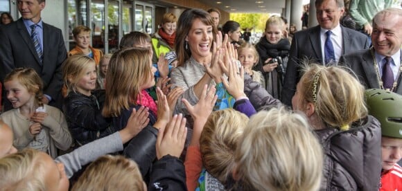 Tope là ! La princesse Marie de Danemark dans une école d'Hellerup pour le lancement du nouveau portail des écoles danoises, EMU, le 9 octobre 2013.