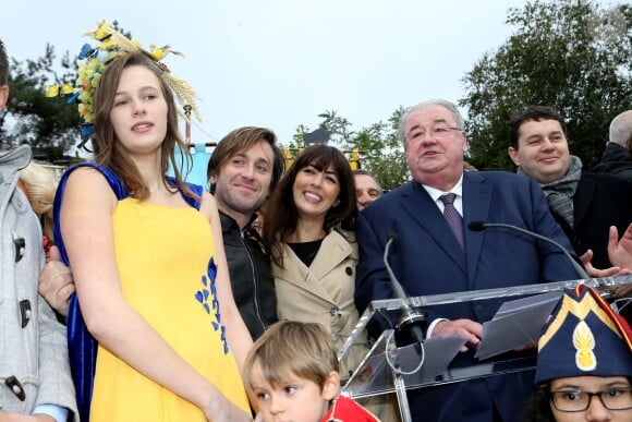 La Reine des Vendanges 2013, Julie Sylvestre, Thomas Dutronc et Nolwenn Leroy (parrain et marraine), Daniel Vaillant (maire du 18e arrondissement) à la Fête des Vendanges de Montmartre 2013 (80e anniversaire) à Paris, le 12 octobre 2013.