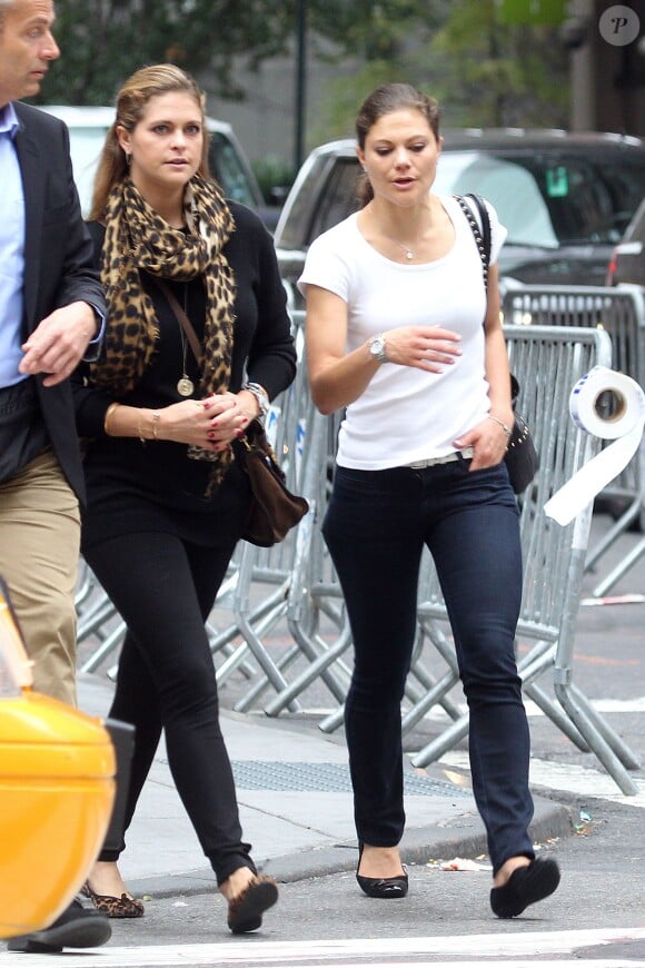 La princesse Madeleine de Suède et et sa soeur la princesse Victoria sur la 5e Avenue à New York, le 6 octobre 2013