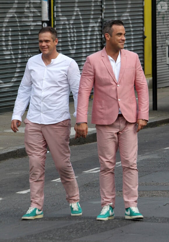 Robbie Williams et sa doublure le 17 août 2012 à Londres.