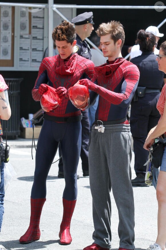 Andrew Garfield et sa doublure sur le tournage de 'The Amazing Spider-Man 2' à New York le 22 juin 2013.
