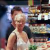 Lara Bingle et Sam Worthington dans un supermarché à Sydney, le 9 octobre 2013.