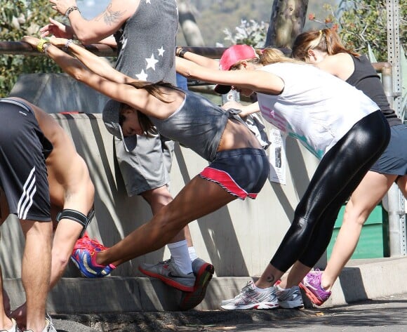 Alessandra Ambrosio et sa copine top Ana Beatriz Barros font du sport à Santa Monica le 11 octobre 2013