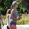 Alessandra Ambrosio et sa copine top Ana Beatriz Barros font du sport à Santa Monica le 11 octobre 2013