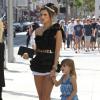 Alessandra Ambrosio sur un shooting à Beverly Hills, le 2 octobre 2013 accompagnée de sa fille Anja