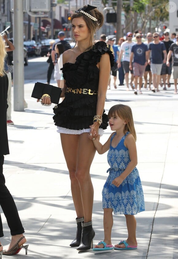 Alessandra Ambrosio sur un shooting à Beverly Hills, le 2 octobre 2013 accompagnée de sa fille Anja