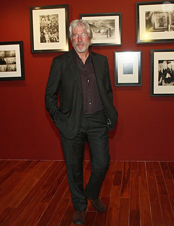 Richard Gere face à ses photos lors du vernissage de l'exposition "Peregrino" (Pilgrim en version originale) à Mexico, le 12 octobre 2013.