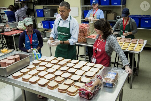 A quelques semaines de Thanksgiving, Barack Obama a enfilé son tablier pour aider des bénévoles en cuisine à Washington le 14 octobre 2013