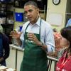 Barack Obama a enfilé son tablier pour aider des bénévoles en cuisine à Washington le 14 octobre 2013