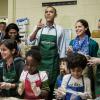 Barack Obama a enfilé son tablier pour aider des bénévoles en cuisine à Washington le 14 octobre 2013
