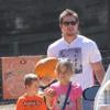 Mark Wahlberg à Los Angeles avec sa jolie femme Rhea Durham et leurs enfants Ella (10 ans), Michael (7 ans), Brendan (5 ans) et Margaret (3 ans) le 14 octobre 2013.