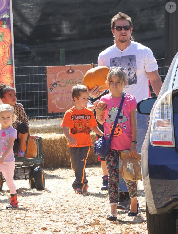 Mark Wahlberg à Los Angeles avec sa jolie femme Rhea Durham et leurs enfants Ella (10 ans), Michael (7 ans), Brendan (5 ans) et Margaret (3 ans) le 14 octobre 2013.