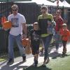 Mark Wahlberg à Los Angeles avec sa femme Rhea Durham et leurs enfants Ella (10 ans), Michael (7 ans), Brendan (5 ans) et Margaret (3 ans) le 14 octobre 2013.