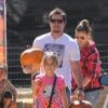 Mark Wahlberg à Los Angeles avec son épouse Rhea Durham et leurs enfants Ella (10 ans), Michael (7 ans), Brendan (5 ans) et Margaret (3 ans) le 14 octobre 2013.