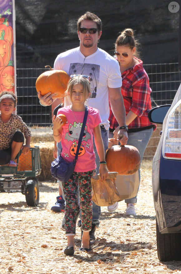 Mark Wahlberg à Los Angeles avec son épouse Rhea Durham et leurs enfants Ella (10 ans), Michael (7 ans), Brendan (5 ans) et Margaret (3 ans) le 14 octobre 2013.