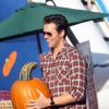 Ali Larter prépare Halloween avec son mari Hayes MacArthur et leur fils Theodore à Los Angeles, le 14 octobre 2013.