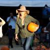Ali Larter prépare Halloween avec son mari Hayes MacArthur et leur fils Theodore à Los Angeles, le 14 octobre 2013.