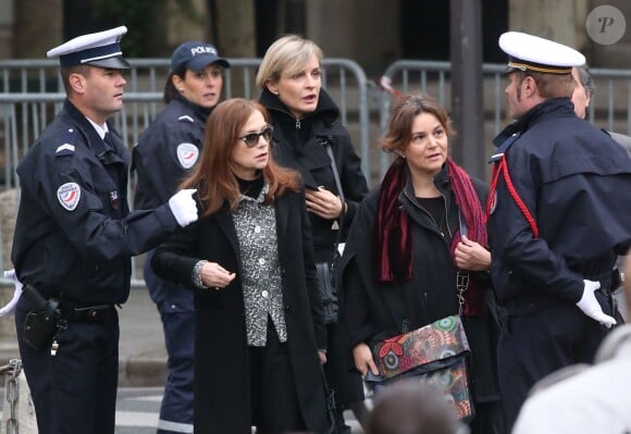 Isabelle Huppert et Melita Toscan du Plantier lors des obsèques de Patrice Chéreau en l'église Saint-Sulpice à Paris, le 16 octobre 2013.