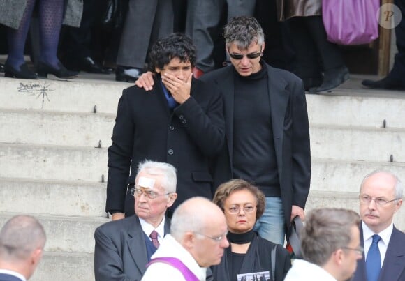 La famille très emue à la sortie des obsèques de Patrice Chéreau en l'Eglise Saint-Sulpice à Paris, le 16 octobre 2013.