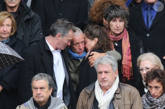 Dominique Blanc abattue à la sortie des obsèques de Patrice Chéreau en l'Eglise Saint-Sulpice à Paris, le 16 octobre 2013.