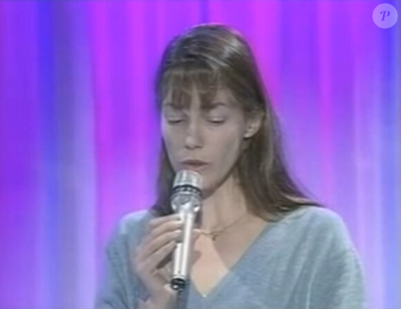 Jane Birkin interprète avec Serge Gainsbourg "Unkown producer (L'homme de l'ombre)" pour Philippe Lerichomme à la télévision le 12 octobre 1990.