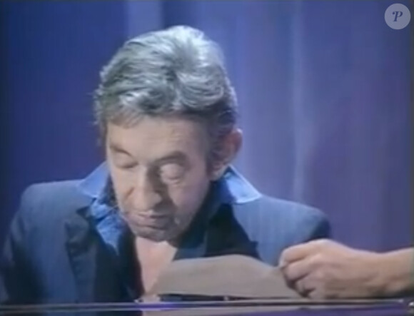 Serge Gainsbourg interprète "Unkown producer (L'homme de l'ombre)" avec Jane Birkin pour Philippe Lerichomme à la télévision le 12 octobre 1990.
