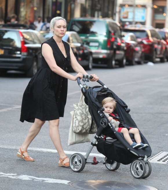 La femme Mike Myers, Kelly Tisdale avec son fils Spike Meyers à Soho, New York le 6 août 2013.