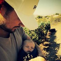 Josh Duhamel : Vendangeur attendri, il câline son fils Axl Jack