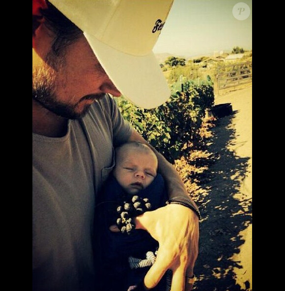 Josh Duhamel et son fils Axl à Los Angeles, le 14 octobre 2013.