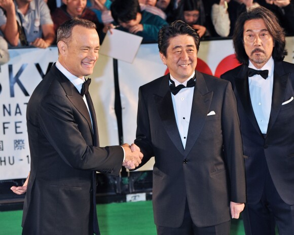 Le premier ministre Shinzo Abe et Tom Hanks à l'ouverture du 26e Tokyo International Film Festival le 17 octobre 2013