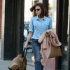 Eva Mendes en mode casual réussi à mêler des pièces mainstream et couture. Un manteau luxueux et un sac griffé suffisent à booster sa totale tenue jean, grande tendance du moment.