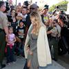 Kim Kardashian, sexy à souhait dans une robe grise portefeuille et perchée sur ses talons Saint Laurent. La jeune maman a fait son come back sous les projecteurs et entend bien le faire savoir : elle une mama hot !