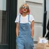 Rita Ora en mode street dans les rues de New York. La jeune chanteuse mise sur une salopette et des tennis compensées pour briller sur le pavé de la Big Apple. Bravo pour ls lunettes qui glamourisent cette tenue du dimanche revisitée.