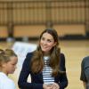 La duchesse Catherine de Cambridge lors d'un événement de l'association SportsAid dont elle est la marraine, le 18 octobre 2013 au parc olympique Reine Elizabeth dans l'Est de Londres. Son premier engagement officiel individuel depuis la naissance de son fils le prince George le 22 juillet.