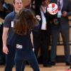 Kate Middleton s'est muée en volleyeuse lors d'un événement de l'association SportsAid dont elle est la marraine, le 18 octobre 2013 au parc olympique Reine Elizabeth dans l'Est de Londres. Le premier engagement officiel individuel de la duchesse de Cambridge depuis la naissance de son fils le prince George le 22 juillet.