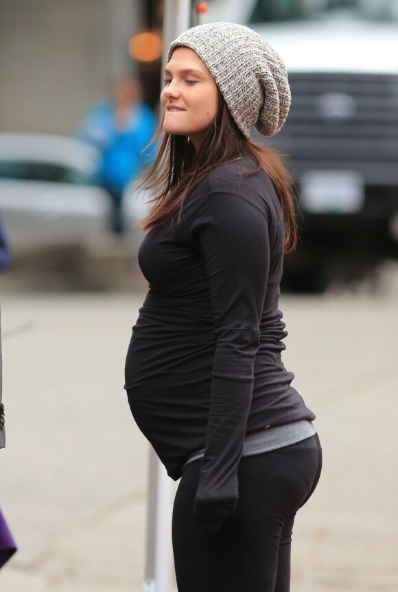 Exclusif - Stephen Amell et sa femme Cassandra Jean, enceinte, sur le tournage de "Arrow" à Vancouver, le 24 septembre 2013.