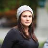 Exclusif - Stephen Amell et sa femme Cassandra Jean, enceinte, sur le tournage de "Arrow" à Vancouver, le 24 septembre 2013.