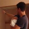 Stephen Amell poste une photo de lui et de son nouveau-né le 19 octobre 2013 à l'hôpital.