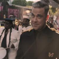 Robbie Williams : Capitaine de bateau sexy dans le clip de ''Go Gentle''